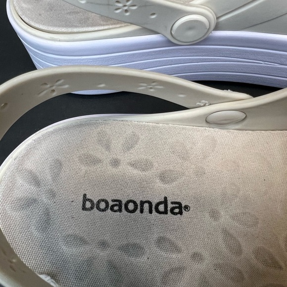 Boaonda Cream and White Perforated Platform Clogs Women’s Size 9 - Picture 5 of 10
